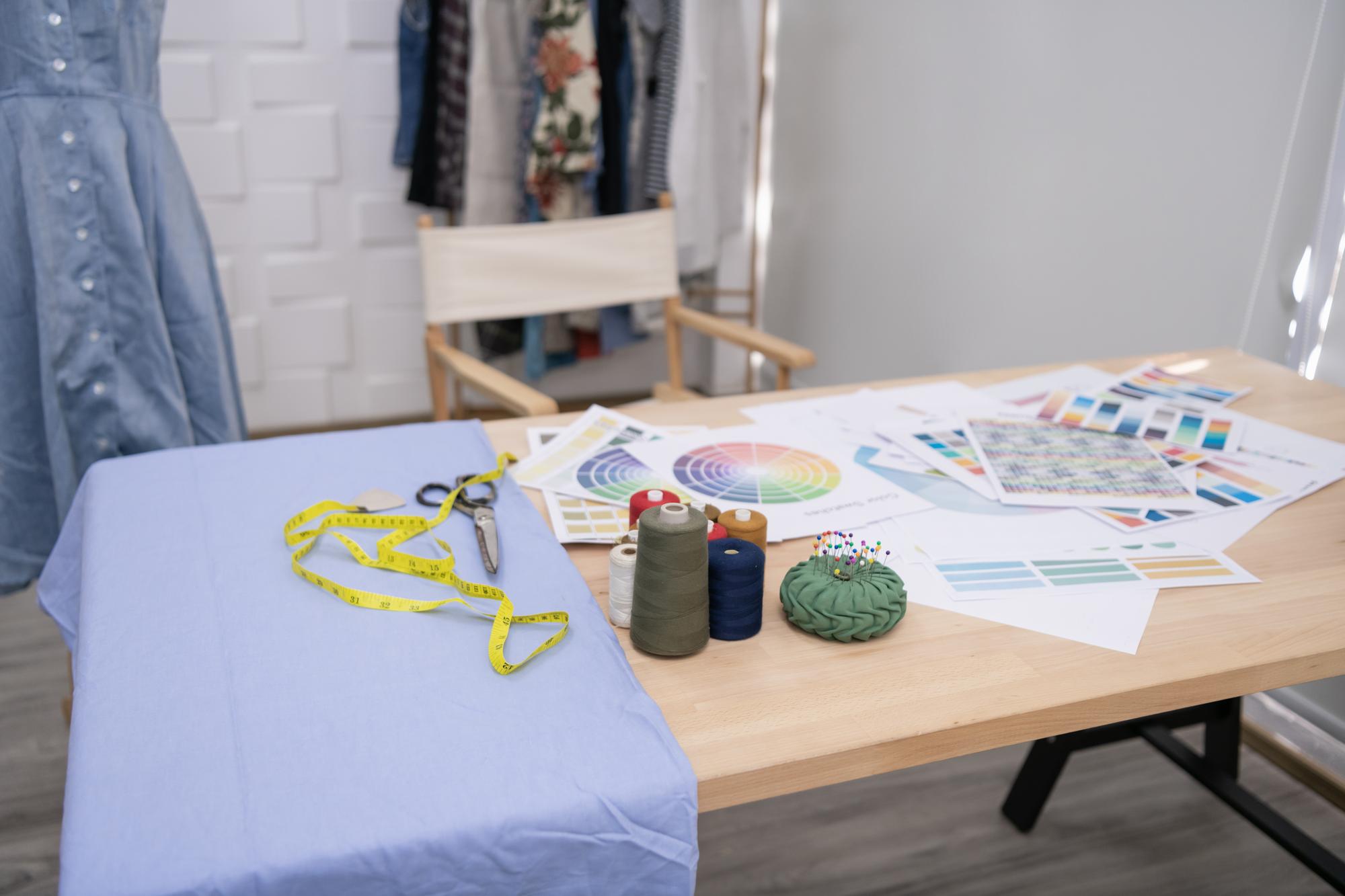 Workshop table with threads and digitized embroidery samples