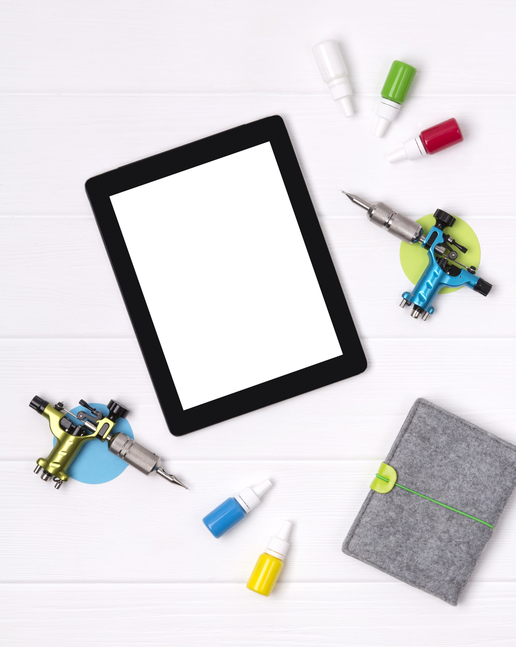 Compact set of embroidery tools and digital tablet